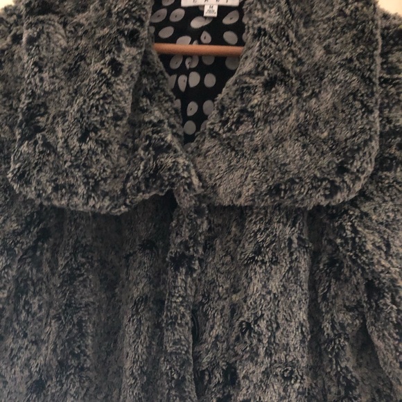 Faux fur luxurious cropped jacket - CAbi - Picture 6 of 6